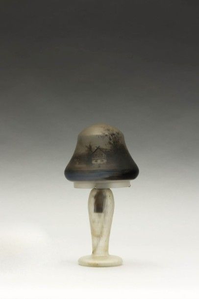 Lampe champignon en verre à décor peint

d’une...