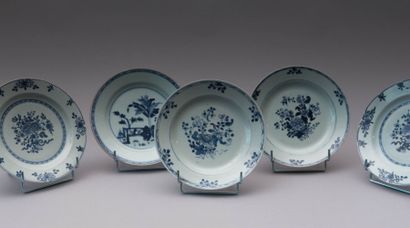 CHINE

Cinq assiettes en porcelaine blanche...