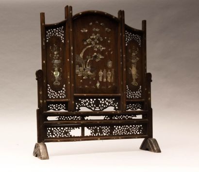 CHINE

Écran à trois panneaux en bois exotique...
