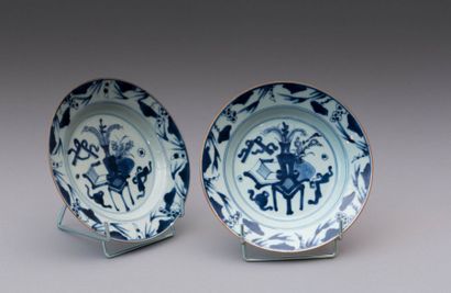 CHINE

Paire d’assiettes creuses en porcelaine

blanche...