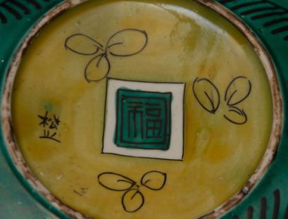 CHINE

Assiette en porcelaine blanche à décor...