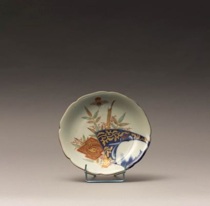 CHINE

Assiette à bord chantourné en porcelaine

blanche...