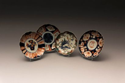 JAPON

Trois assiettes à bords polylobés...
