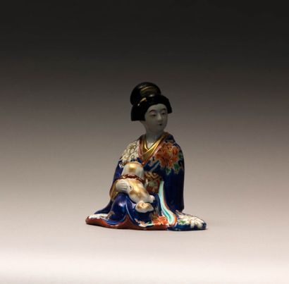 JAPON

Sujet en porcelaine blanche à décor

polychrome...