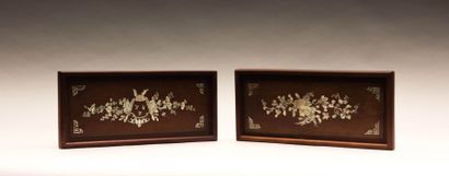 Deux plateaux en bois exotique à décor

burgauté...