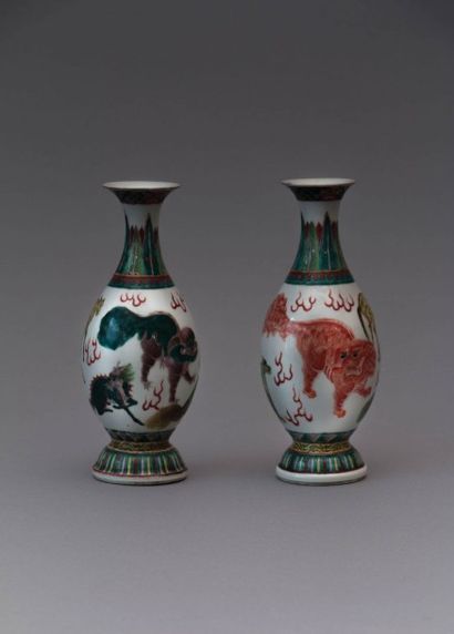 CHINE

Paire de vases de forme balustre à...