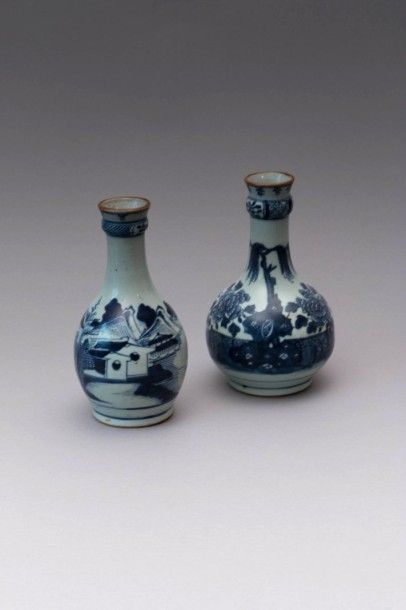 CHINE

Deux vases de forme bouteilles en...