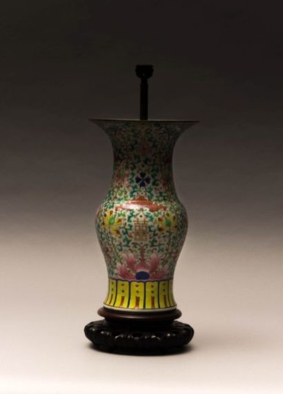 CHINE

Vase de forme balustre à col évasé...