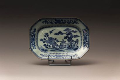 CHINE

Plat de forme octogonale en porcelaine

blanche...