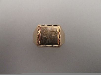 Chevalière en métal doré, gravée d’un

m...