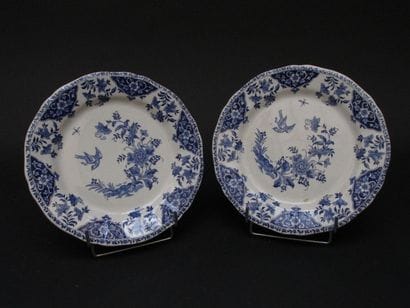 GIEN 

Deux assiettes en faïence fine à décor...