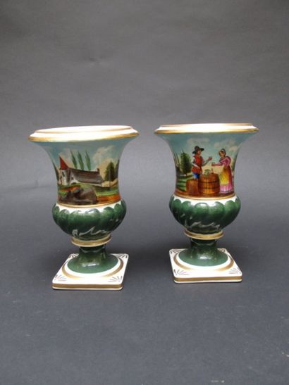Paire de vases de forme balustre en porcelaine...