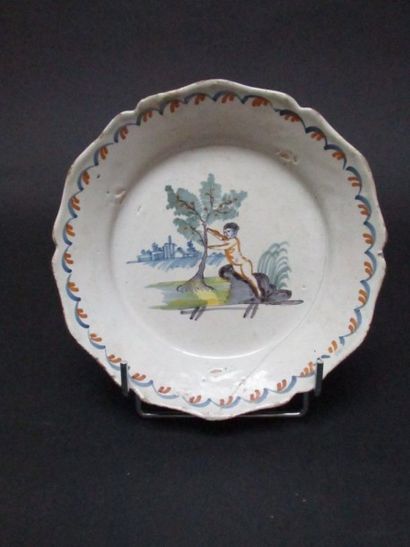 Assiette en faïence à décor d'un enfant et...