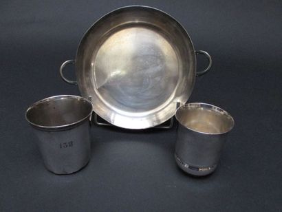 Deux timbales en métal argenté, l'une de...