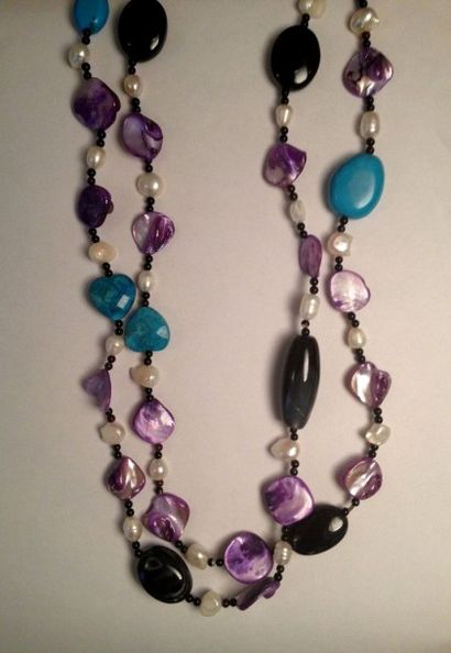 Sautoir composé de perles d’onyx, agate,

nacre...