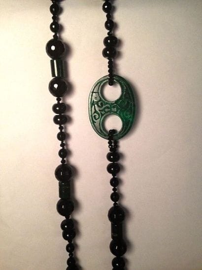 Collier sautoir de perles d’onyx, certaines

facettées,...