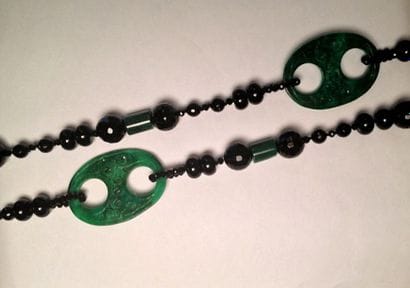 Collier sautoir de perles d’onyx, certaines

facettées,...