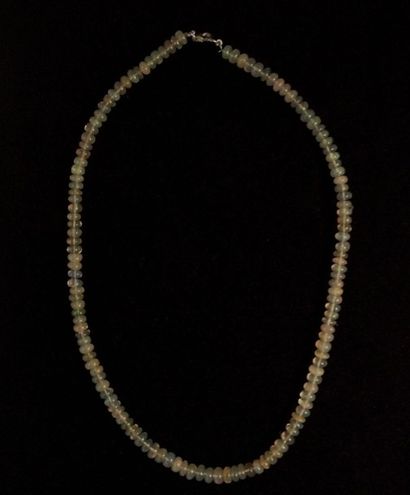 Collier de disques d’opale en chute, le

fermoir...
