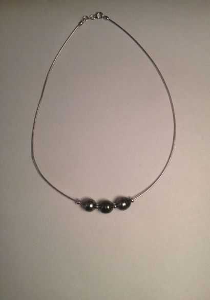 Collier en maille d’argent orné de trois

perles...