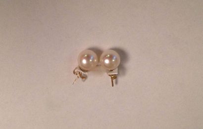 Paire de boucles d’oreille en or jaune

ornée...