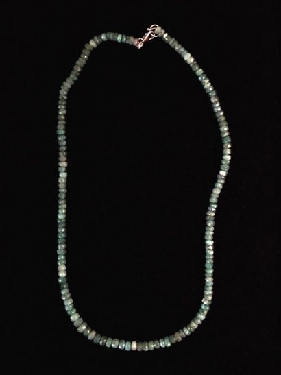 Collier de perles d’émeraude facettées en

chute,...