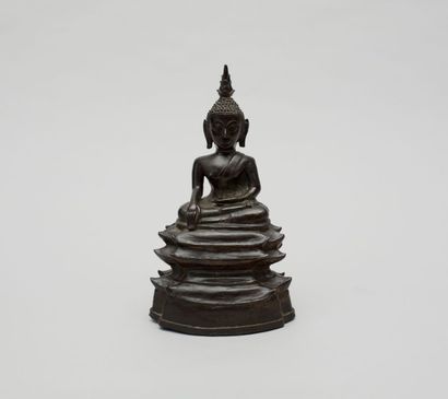 LAOS

Bronze représentant un Bouddha en position...