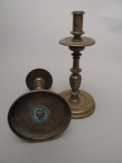 Paire de bougeoirs en bronze, le fût à balustres

annelées,...