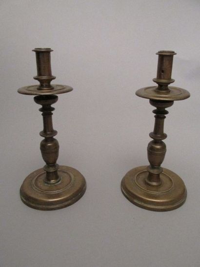 Paire de bougeoirs en bronze, le fût à balustres

annelées,...