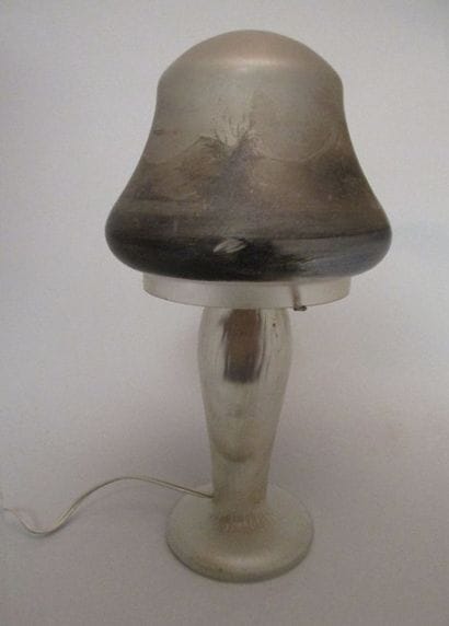 Lampe champignon en verre à décor peint

d’une...