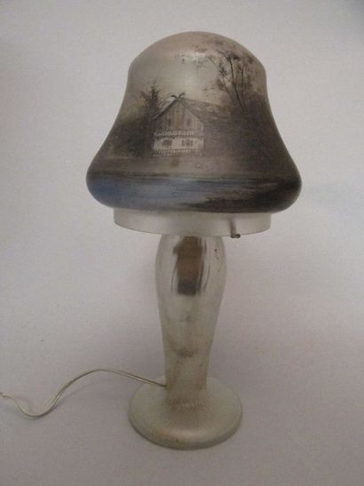 Lampe champignon en verre à décor peint

d’une...
