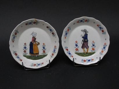 Paire d'assiettes en faïence à décor de personnages...