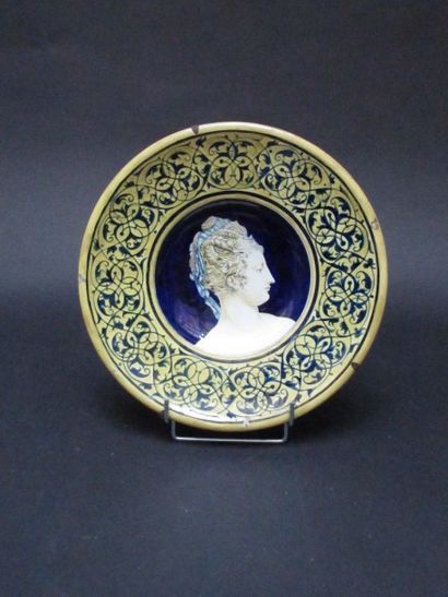 Assiette creuse en faïence à décor historié...