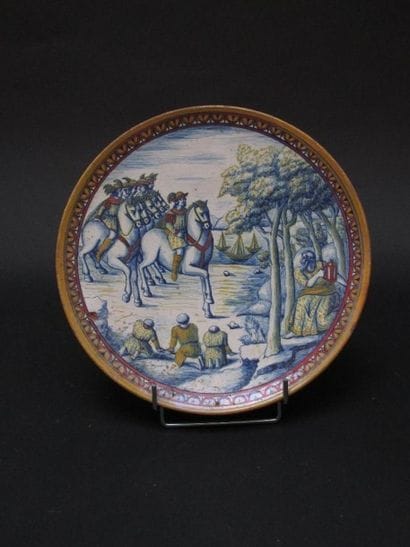 Assiette plate en faïence à décor historié...