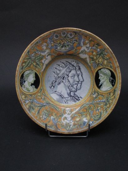Assiette creuse en faïence à décor historié...