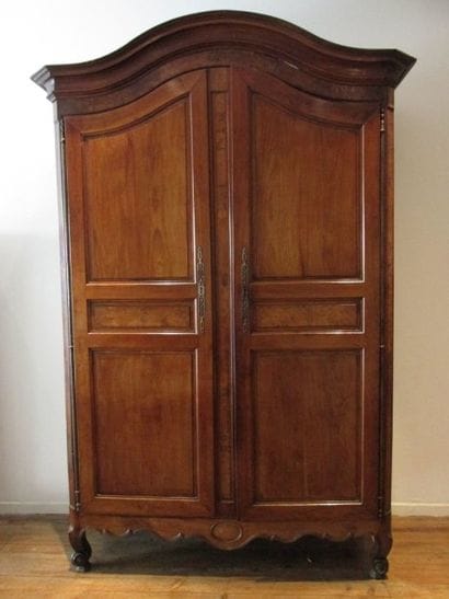 Armoire en bois naturel mouluré, elle

ouvre...