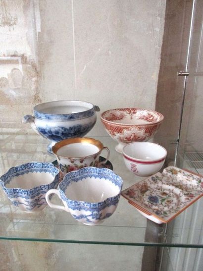Lot de bibelots comprenant tasses sous tasses,...