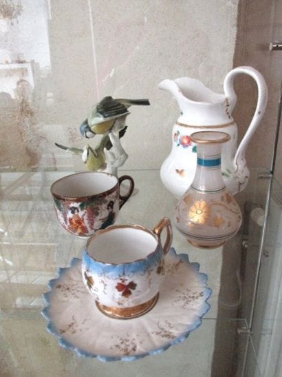 Lot de bibelots comprenant tasses sous tasses,...