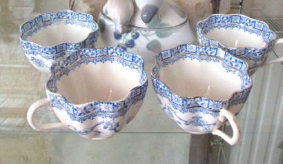 Lot de bibelots comprenant tasses sous tasses,...