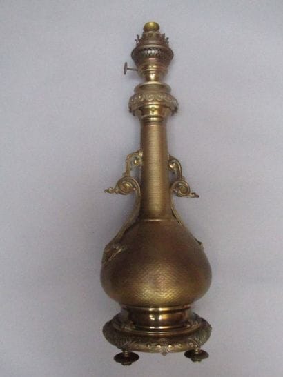 Lampe à pétrole le fût de forme balustre

en...