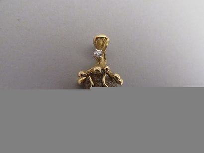 Pendentif cage en or jaune et en or gris,

orné...
