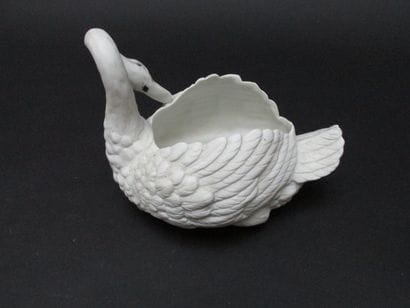 Biscuit représentant un cygne, le cou du...