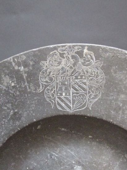 Plat creux en étain portant des armoiries...