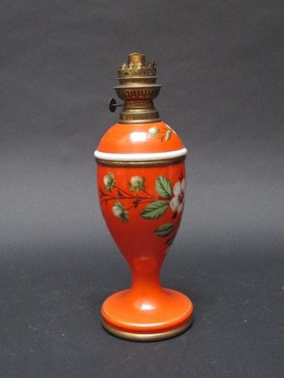 Lampe à pétrole à décor de fleurs traitées...