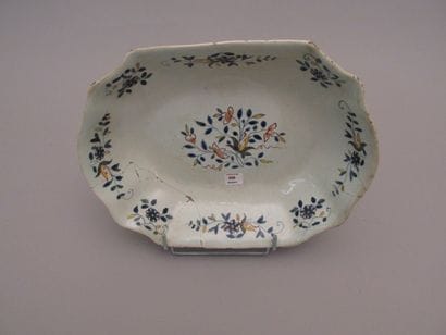 QUIMPER

Bannette en faïence polychrome à...
