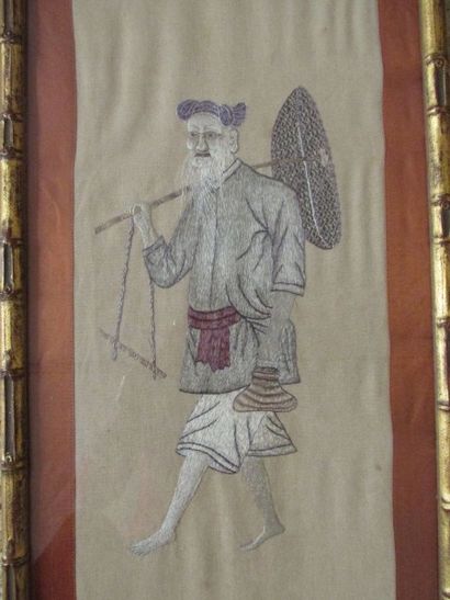 Paire de broderies représentant un porteur...