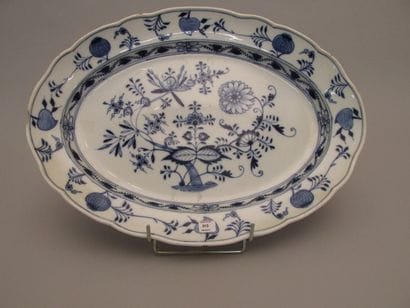 TOURNAI

Plat en porcelaine à décor végétal...