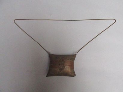 Pochette de soirée avec sa chaîne en

métal...