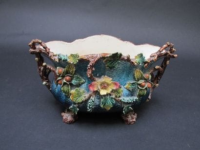 Jardinière en barbotine polychrome à décor...