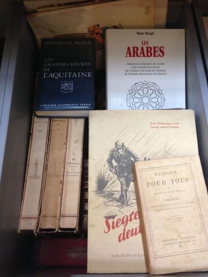 Lot comprenant un ensemble de livres brochés...