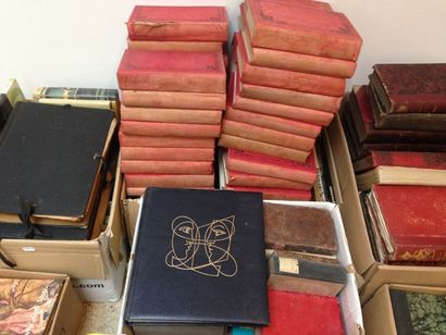 30 cartons de livres brochés ou reliés traitant...